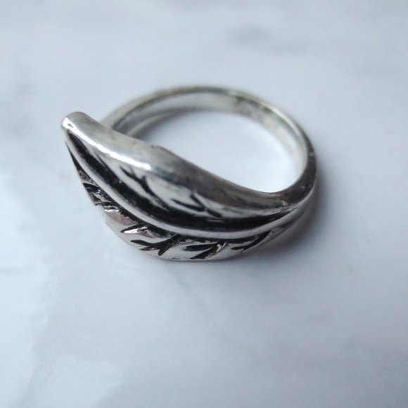 Silver Tone Leaf Ring - Picture 3 of 3